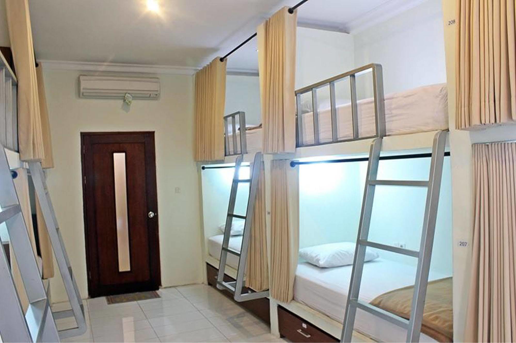 Mirah Hostel Legian Eksteriør billede